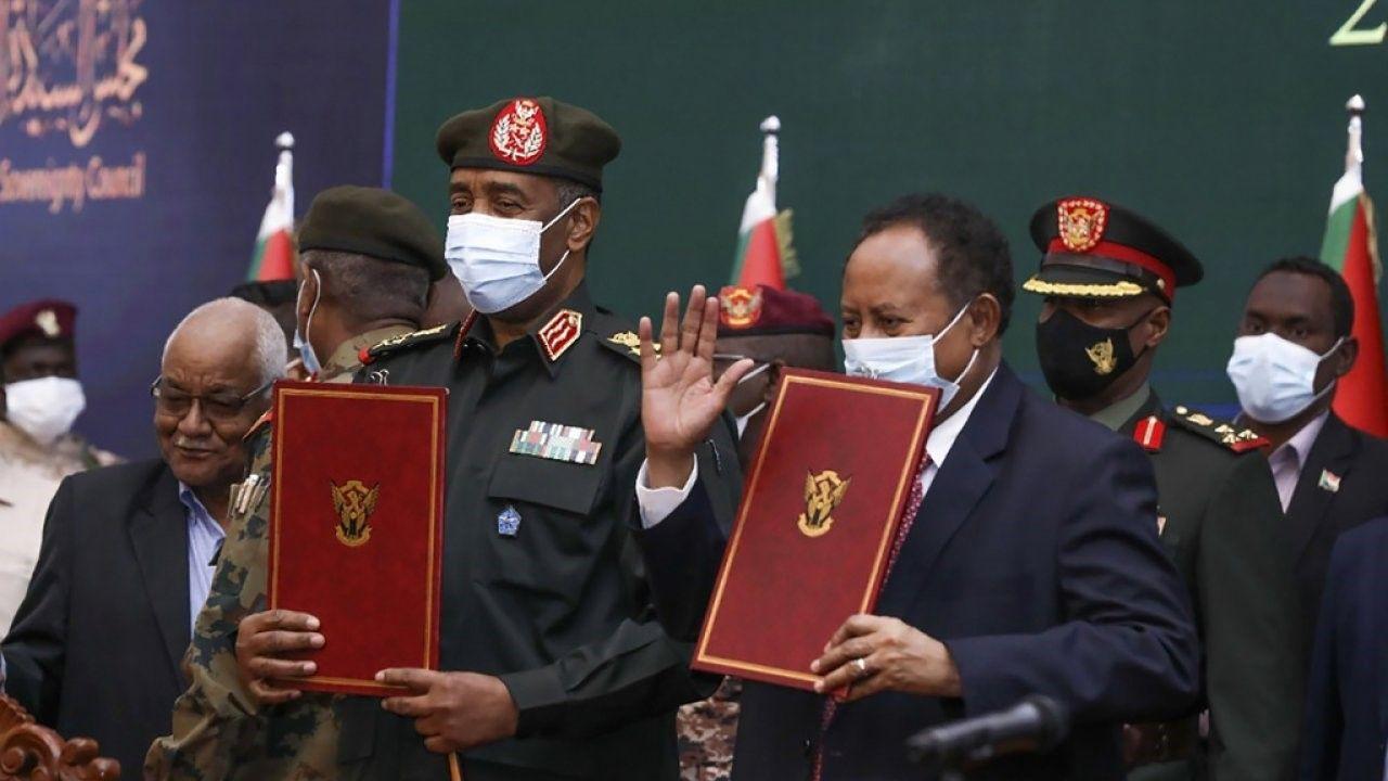 Burhan et Hamdok après la signature de l'accord