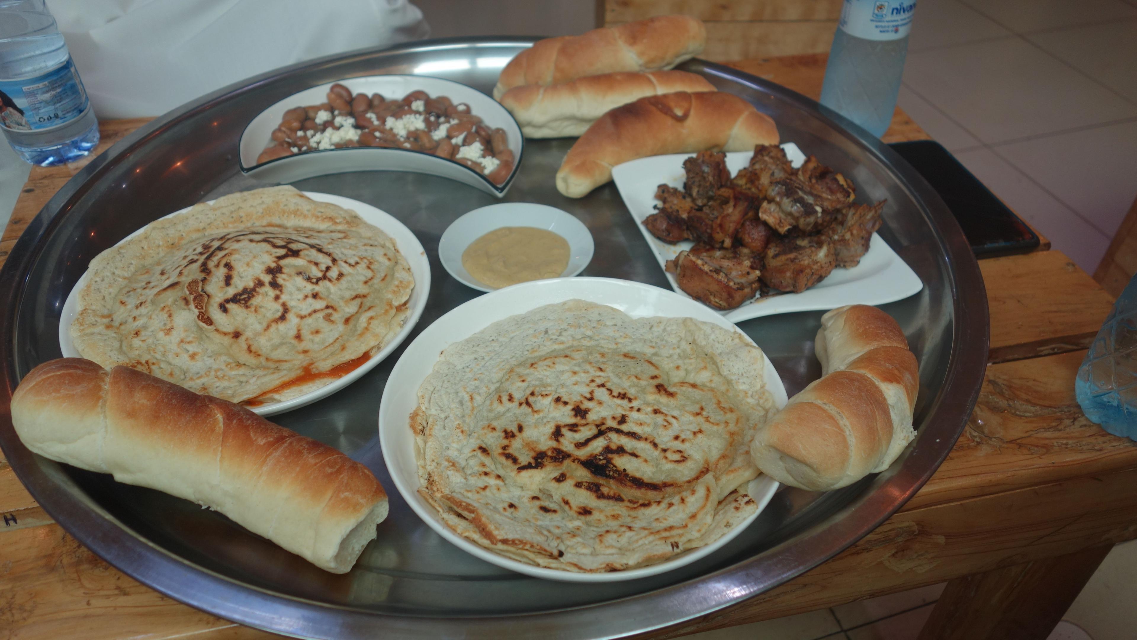 Repas soudanais au café "Afro-Kosh", Kampala. Auteur : Sudfa Media, 2024. 
