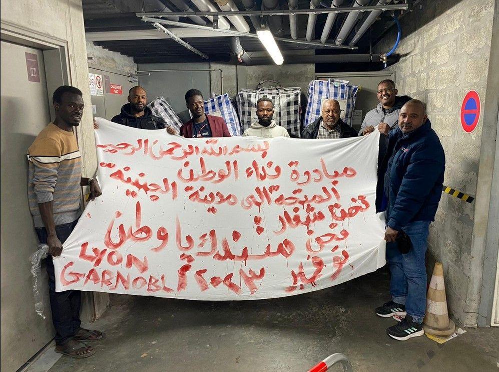 Initiative des Soudanais de Lyon pour envoyer des colis humanitaires au Soudan, novembre 2023. Source : réseaux sociaux