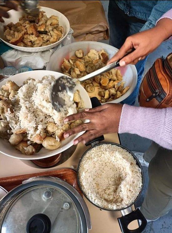 L'association Ensemble pour le changement cuisine des repas pour les exilé-e-s de La Chapelle, source : réseaux sociaux