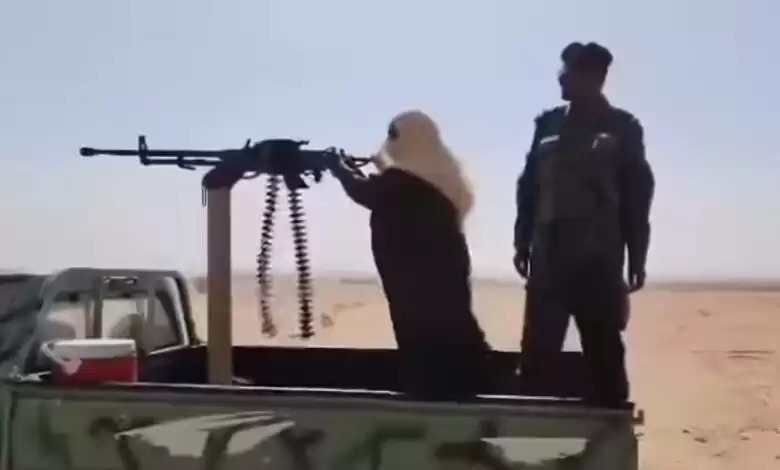 Des femmes des Forces de mobilisation populaire dans l'État du Nord s'entraînent au tir avec des armes lourdes.
