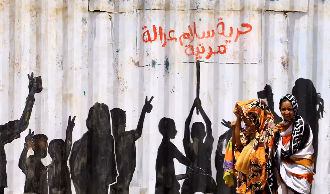 Un graffiti dans les rues de Khartoum, rappelant le slogan issu de la révolution au Soudan : « Liberté, paix et justice »