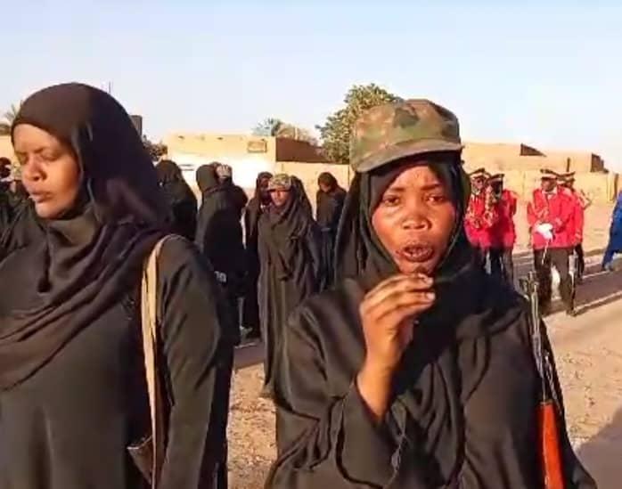 Cérémonie de graduation pour les recrues féminines du camp du martyr Cheikh Adam Abdullah, dans l'État de Khartoum.